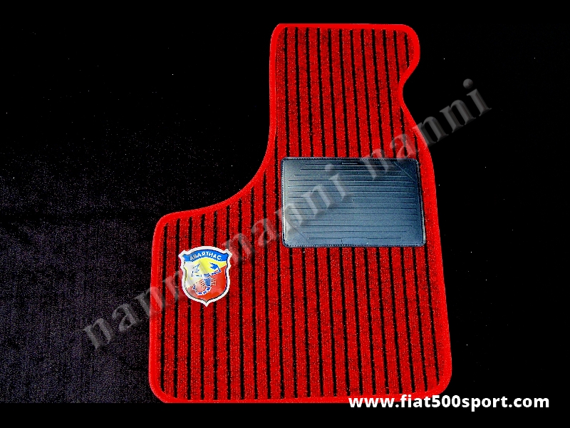Art. 0530red - Tappetini Fiat 500 Fiat 126 Abarth in moquette,anteriori e posteriori di colore rosso (con 2 stemmi Abarth) - Serie tappetini Fiat 500 Fiat 126 Abarth in moquette anteriori e posteriori di colore rosso (con 2 stemmi Abarth). Kit completo.
